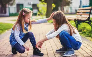 Zwei Kinder im Gespräch – Nähe, Verständnis und Beziehung in der Familie